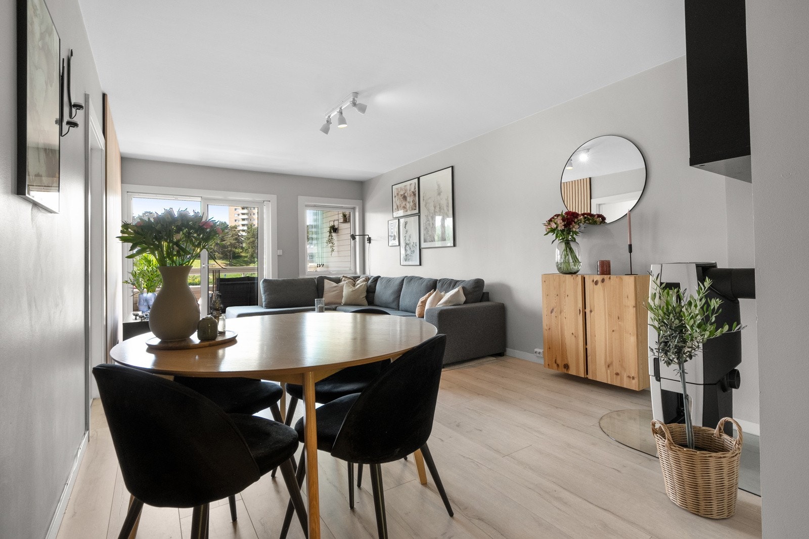 En lys og innbydende 4-roms med fin beliggenhet på Manglerud. Galleribilde