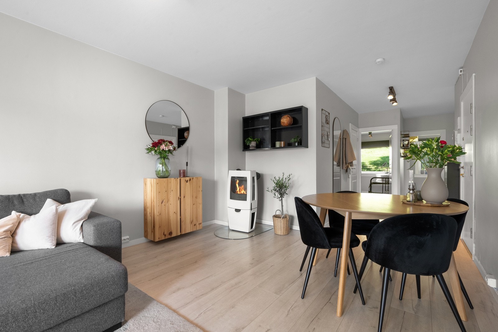 Det er plass til sofaseksjon med tilhørende møblement, samt spisebord for hyggelig sammenkomster. Galleribilde