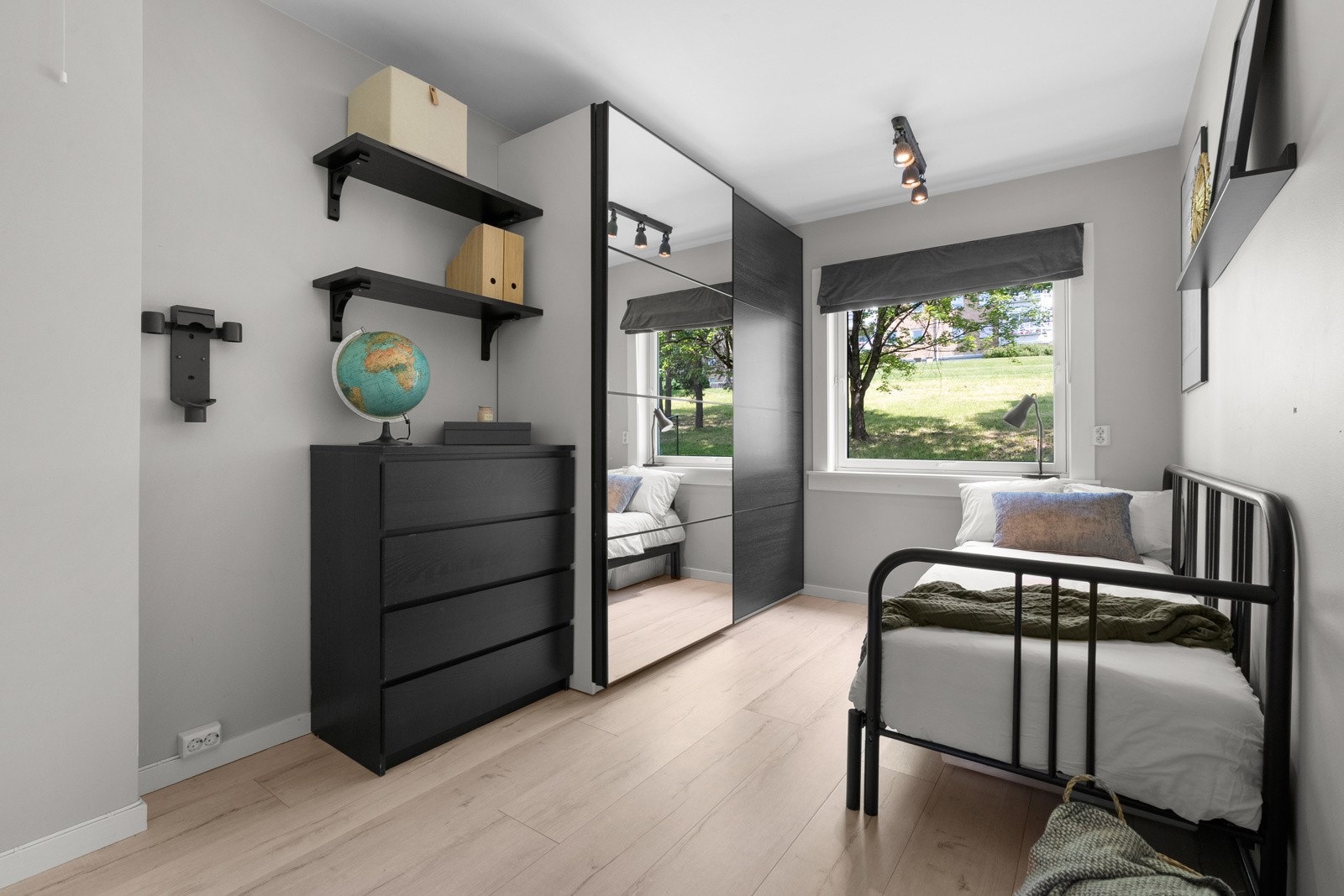 Med tre soverom egner det ene seg ypperlig til gjesterom eller hjemmekontor. Galleribilde