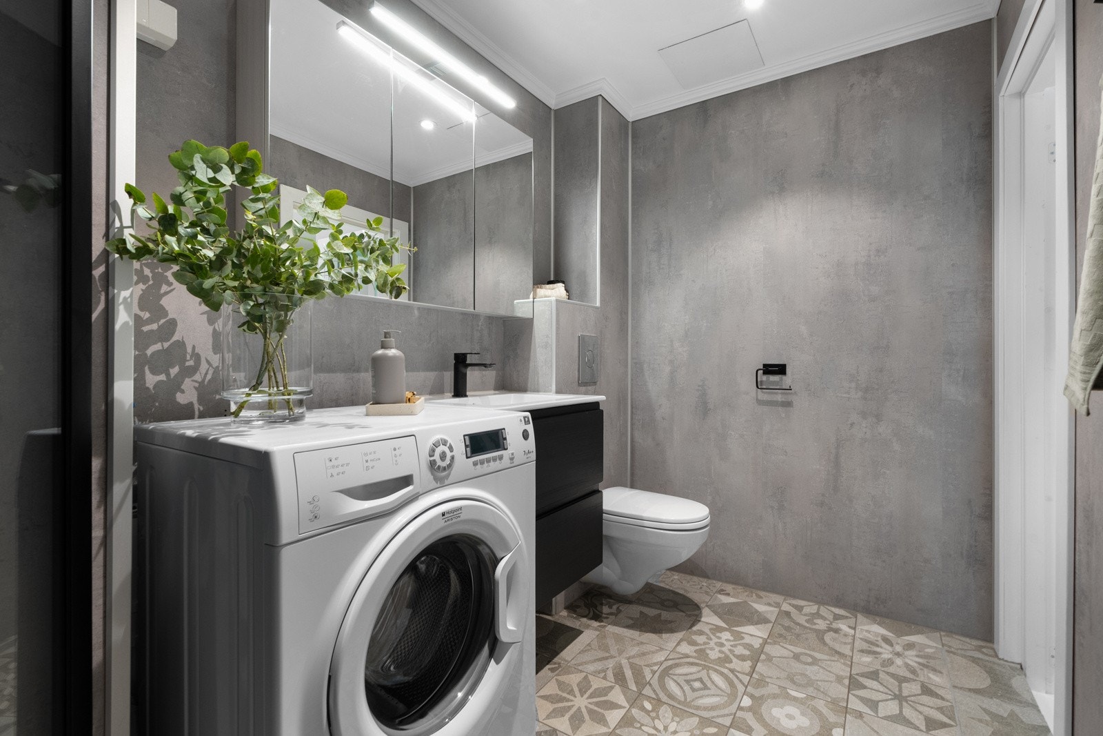 Rommet har senere blitt oppgradert med ny innredning, servantskap, dusjdører, dusjgarnityr og opplegg for vaskemaskin ble flyttet i 2021. Galleribilde