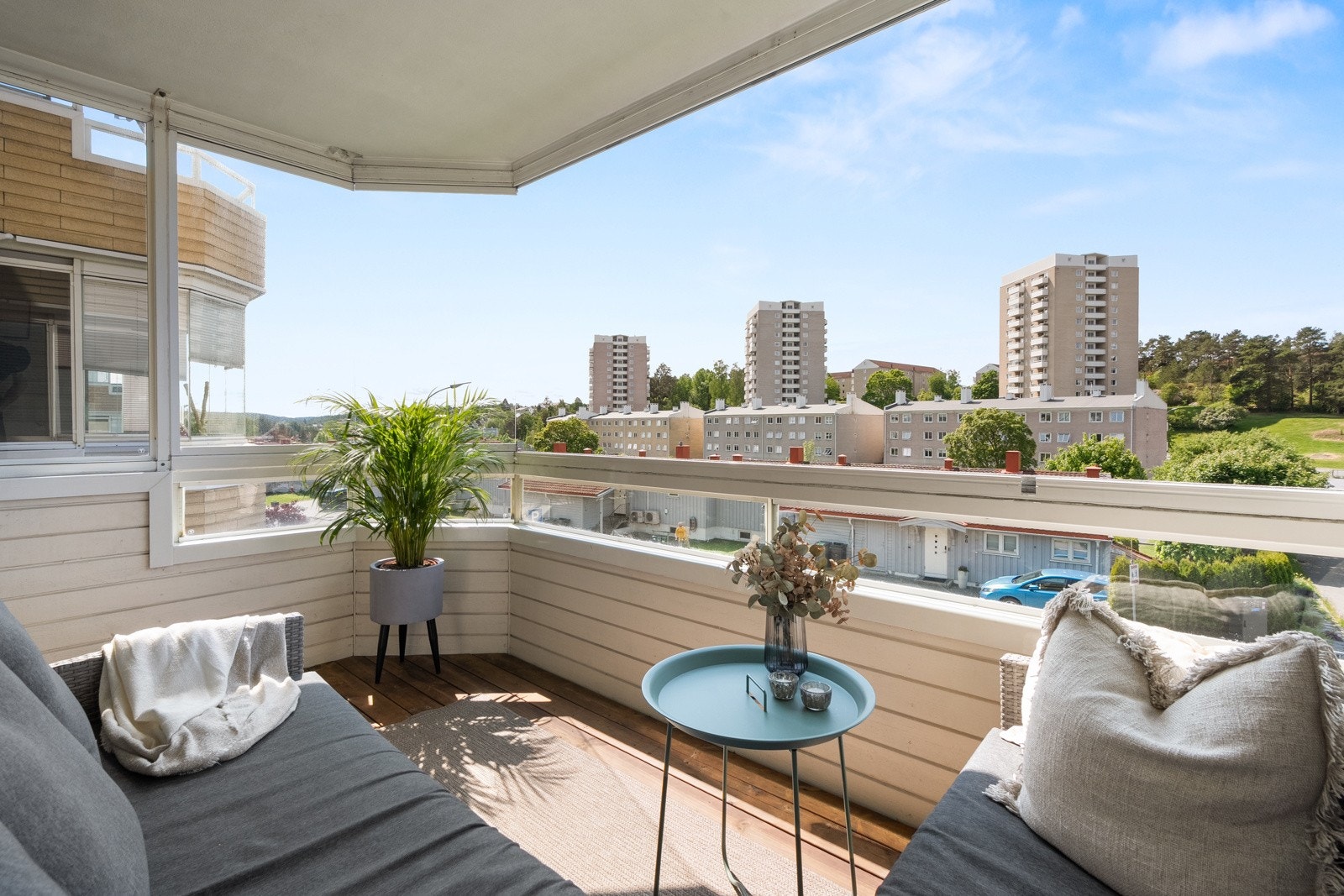 Du har god plass til en sittegruppe, grill og beplantning. Uteplassen er utstyrt med utvendig lys og stikkontakt. Galleribilde