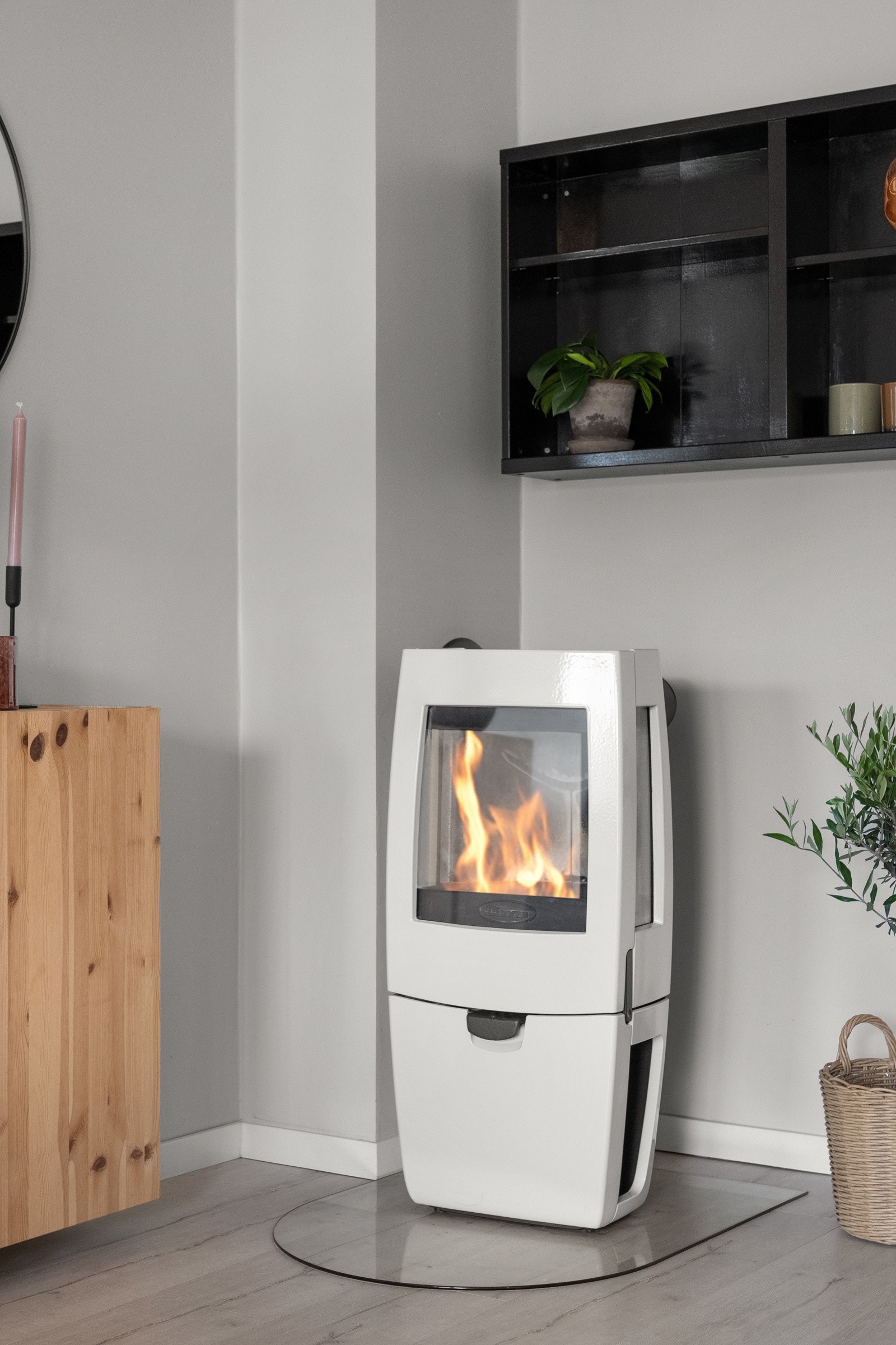 I rommet er det en flott peisovn for hyggelig oppvarming. Galleribilde