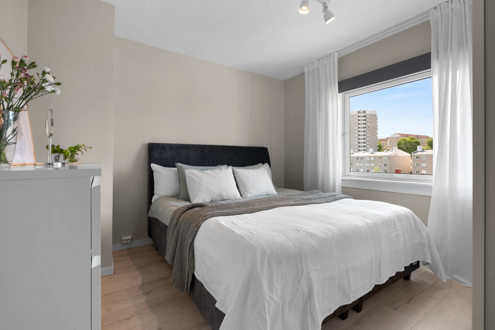 Leiligheten har tre gode soverom. Rommene har godt med naturlig lys og gode muligheter for lufting. Galleribilde