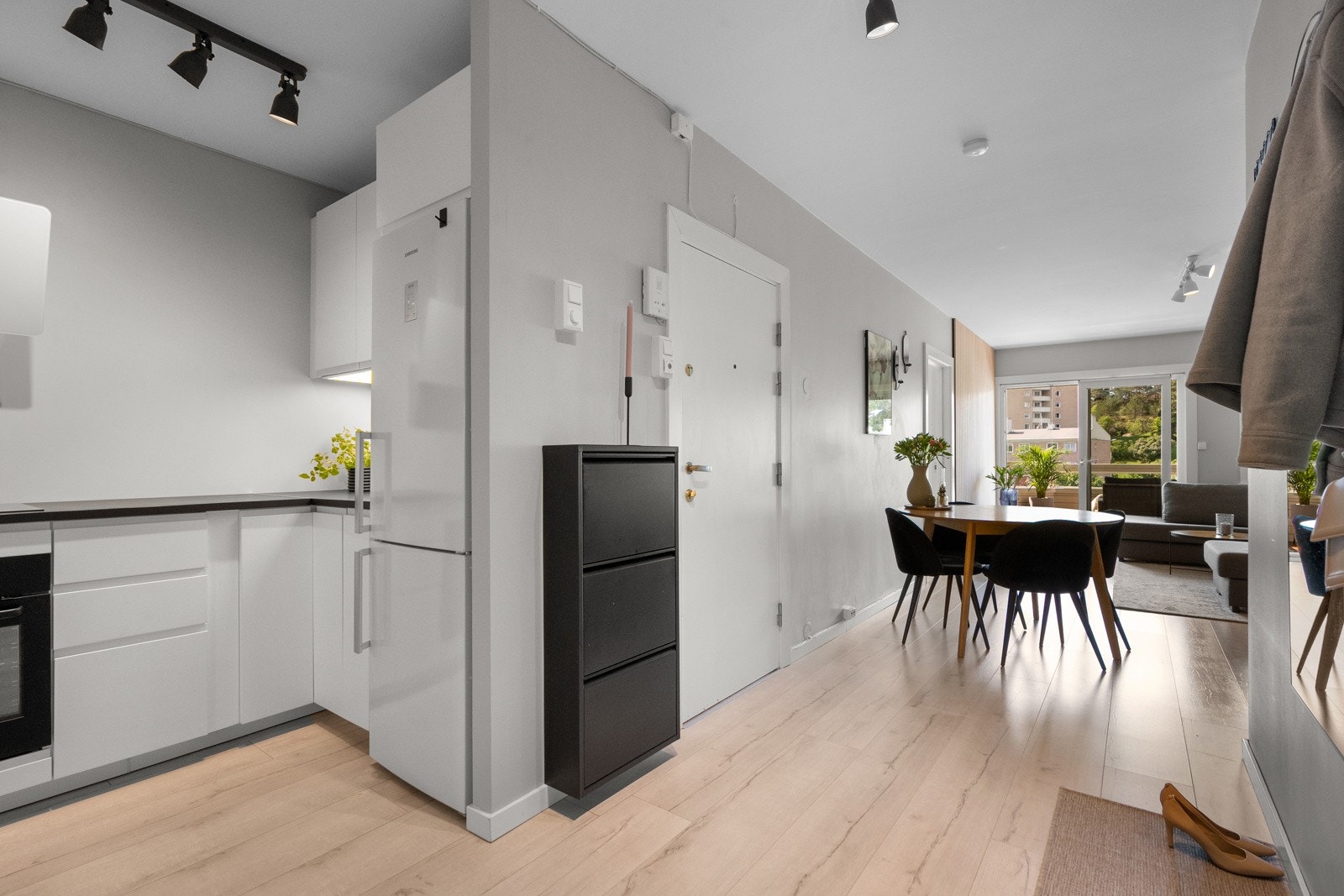 Varmtvann og internett er inkludert i felleskostnadene. Gulvvarme i stuen, deler av entreen/kjøkkenet og to av soverommene. Ikke lags veggen på det ene soverommet. Galleribilde