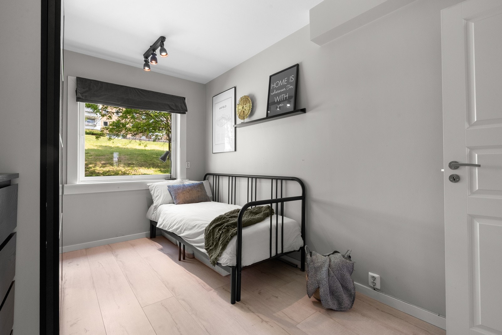 De andre soverommene har plass til seng, skrivepult eller annet ønsket møblement. Galleribilde