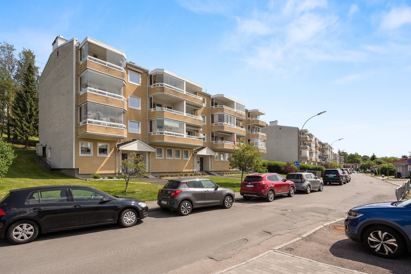 Borettslaget har noen parkeringsplasser som leies ut etter venteliste. Galleribilde