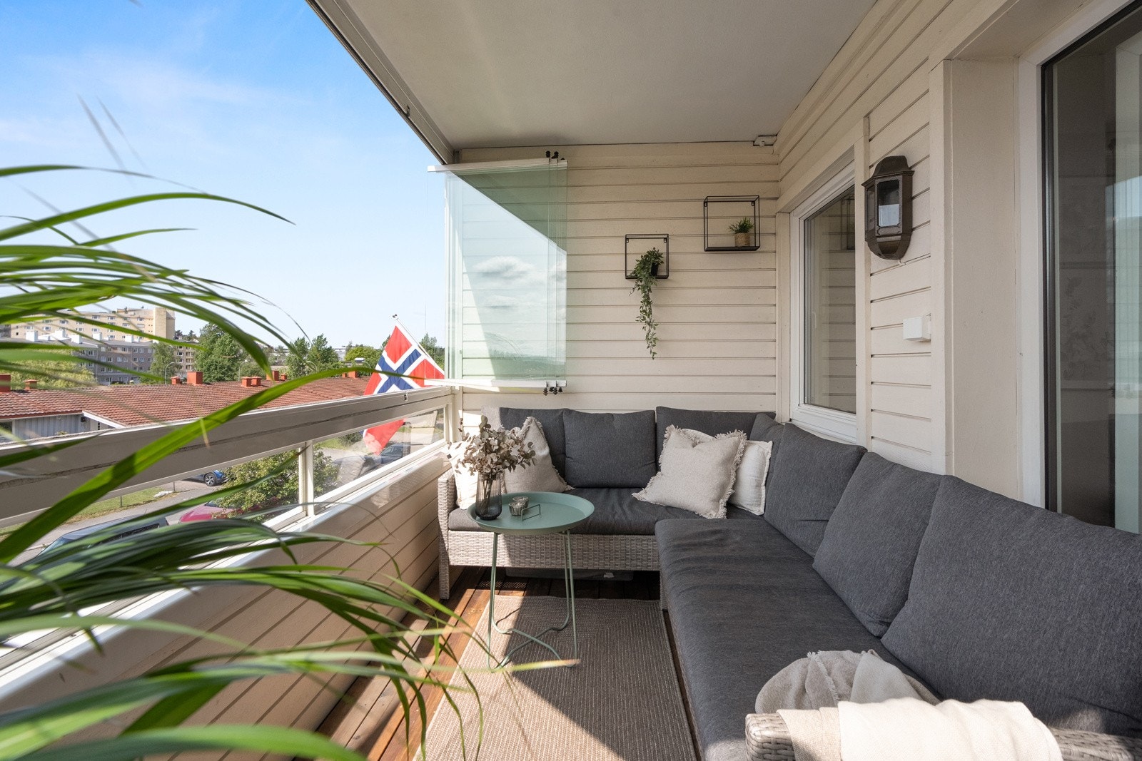 På varme sommerdager blir det naturlig å åpne glassdøren, så blir stuen forlenget med en herlig, innglasset balkong på 7kvm. Galleribilde