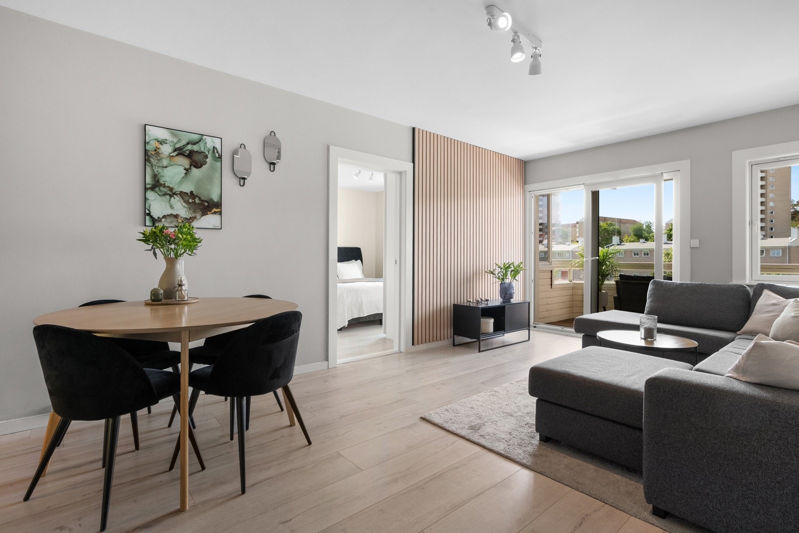 Leiligheten har en luftig og gjennomgående planløsning med store vindusflater og fine lysforhold. Galleribilde