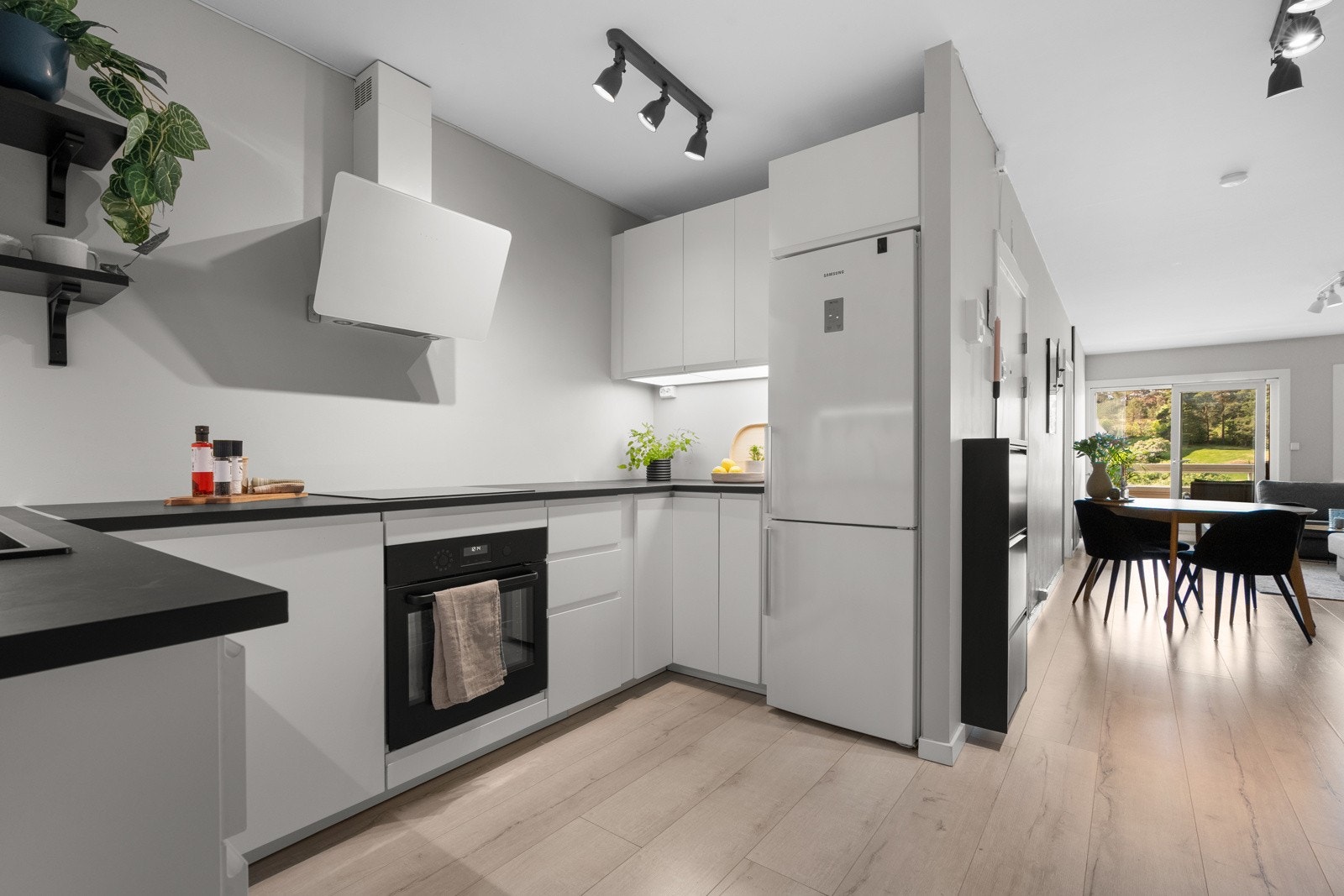 Delikat kjøkken med god arbeidsflate og skapplass. Galleribilde