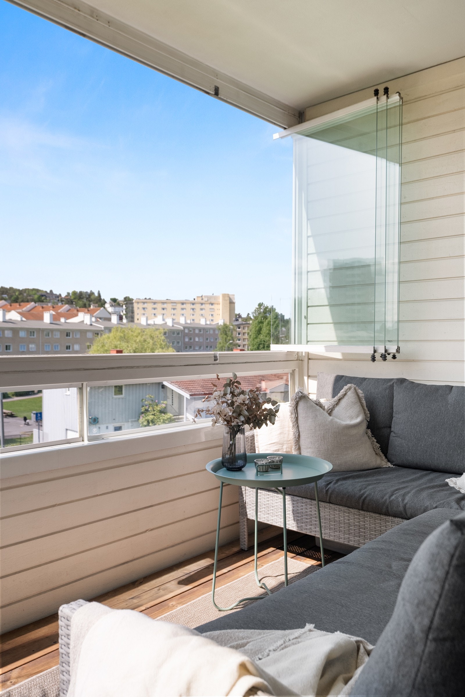 Balkongen er vendt mot sydvest og byr på gode solforhold (ca. kl. 12:00 til 20:00 sommerstid). Galleribilde