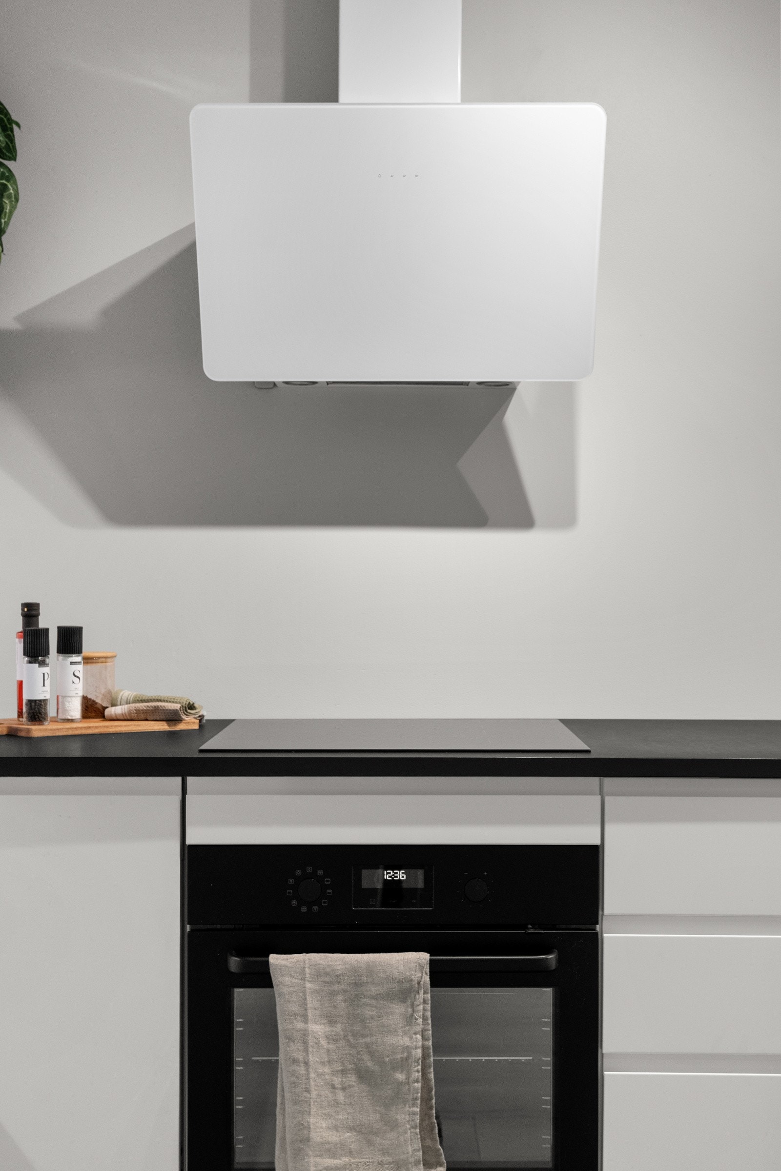 Integrerte hvitevarer som komfyr med platetopp og oppvaskmaskin medfølger handelen. Galleribilde