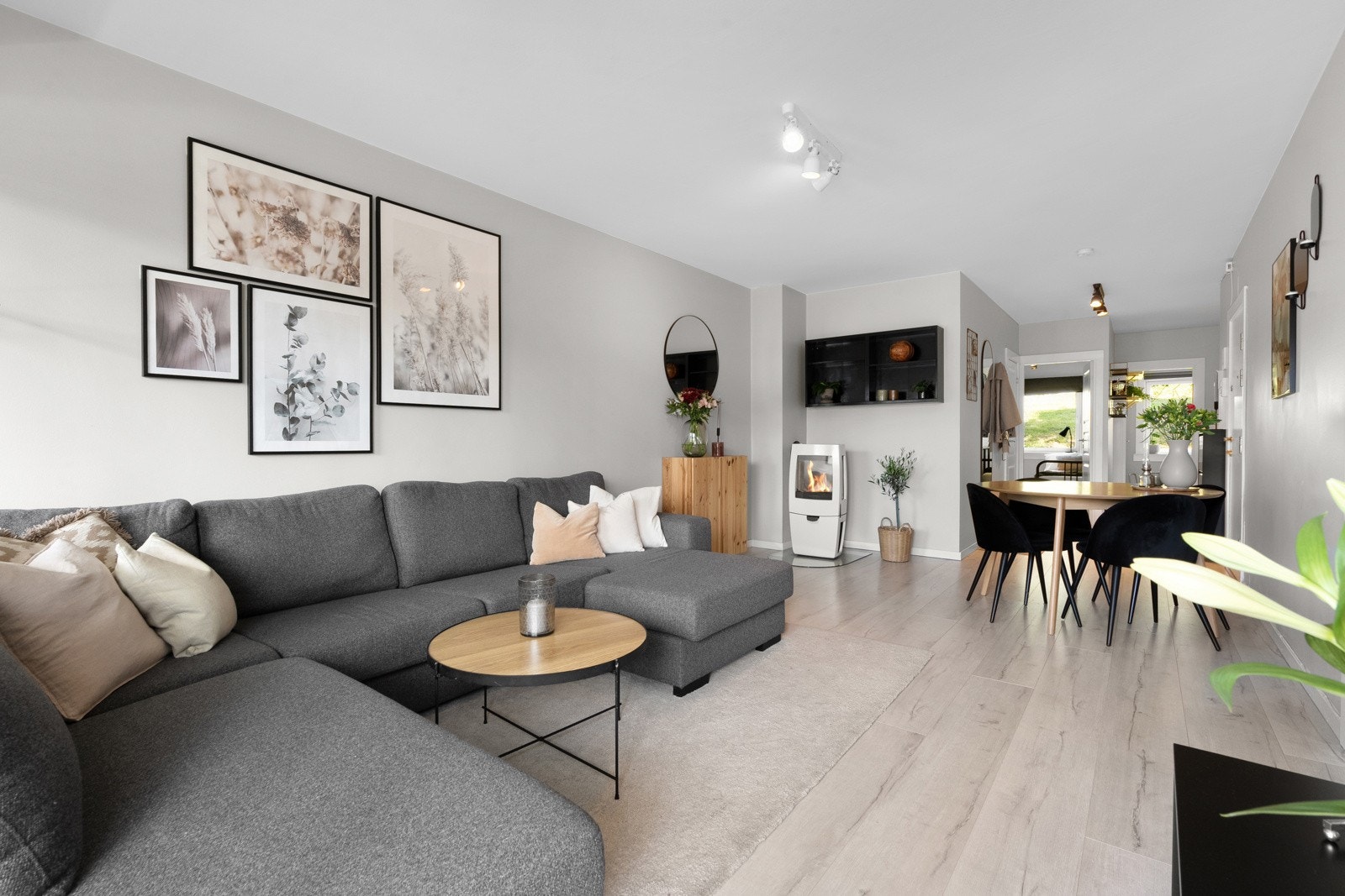 Romslig stue med gode møbleringsmuligheter. Galleribilde