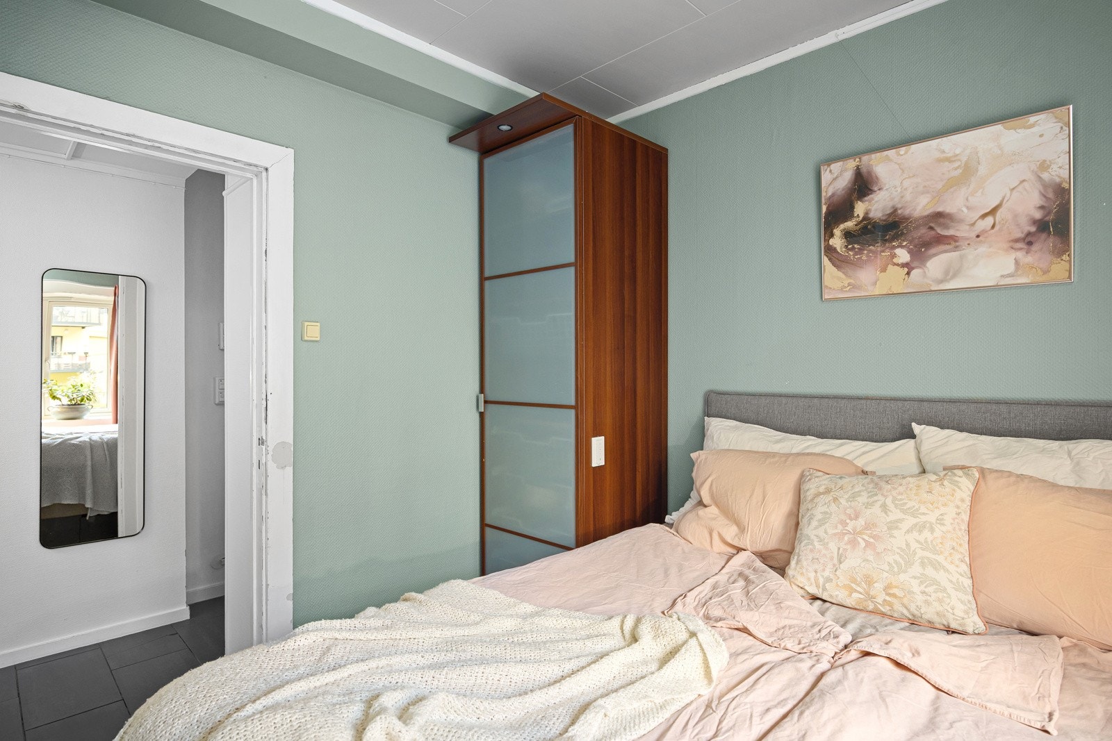 - Garderobeskap medfølger - Galleribilde