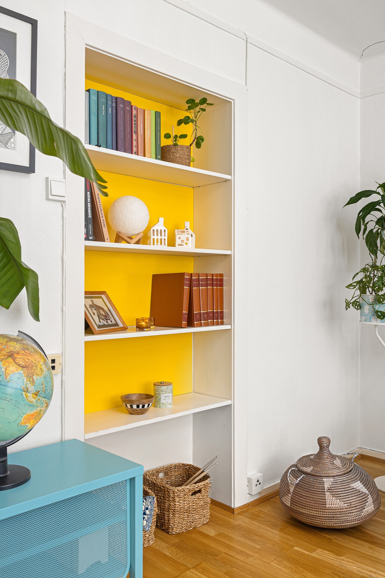 - Innebygget bokhylle i stue - Galleribilde