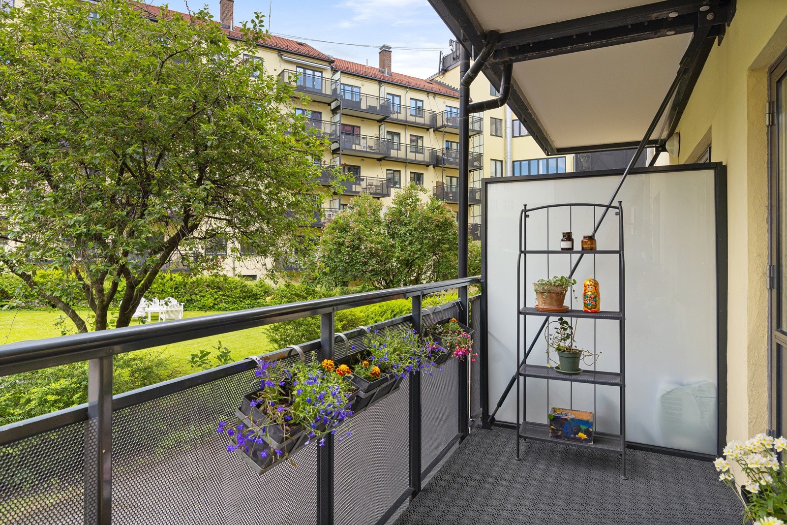 - Plass til sittegruppe, grill og beplantning. Belysning og stikkontakter er montert på vegg - Galleribilde