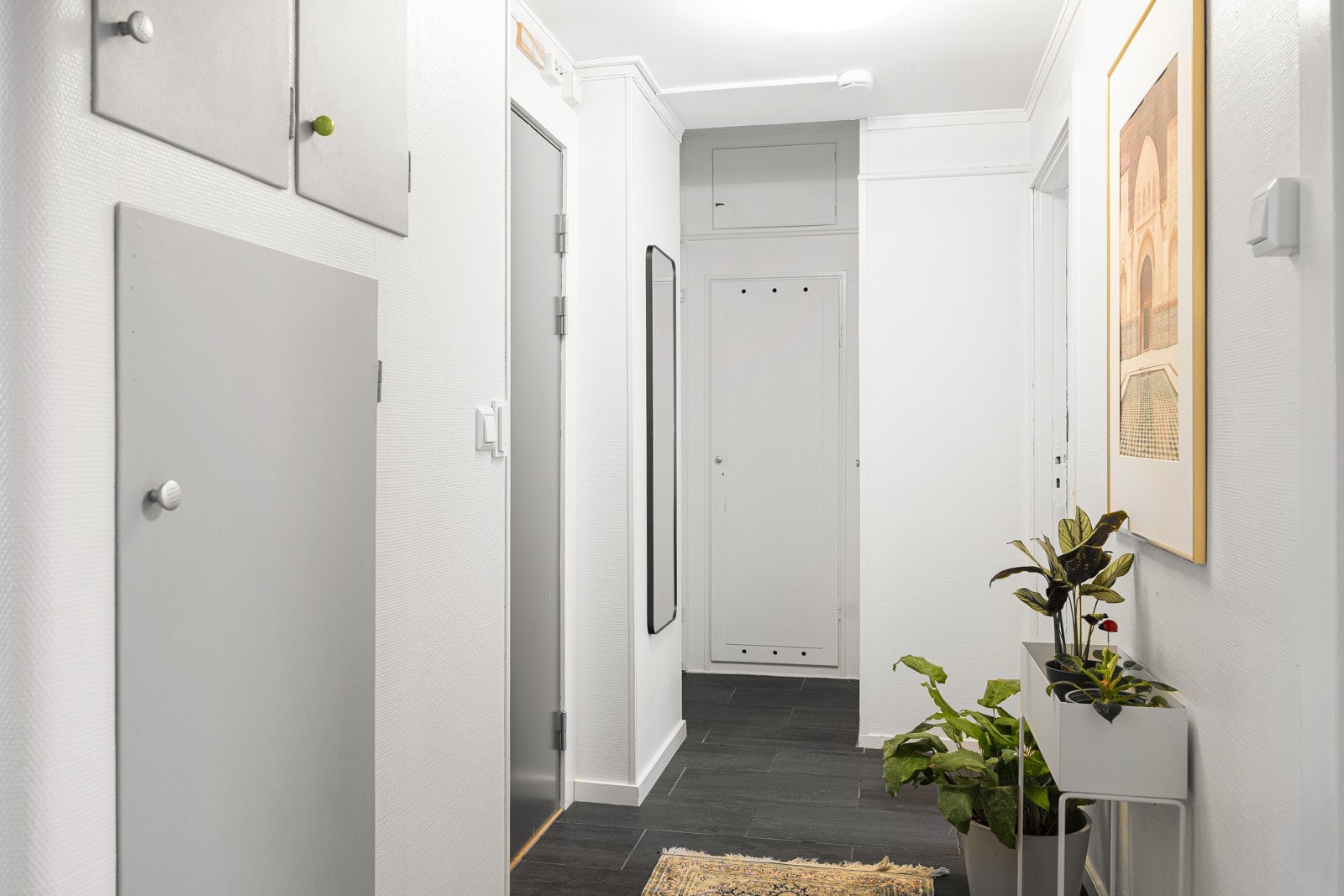 - Entré med plass til klær og sko. Dør mot fellesareal er brann- og lydklassifisert med sikkerhetslås og kikkehull - Galleribilde