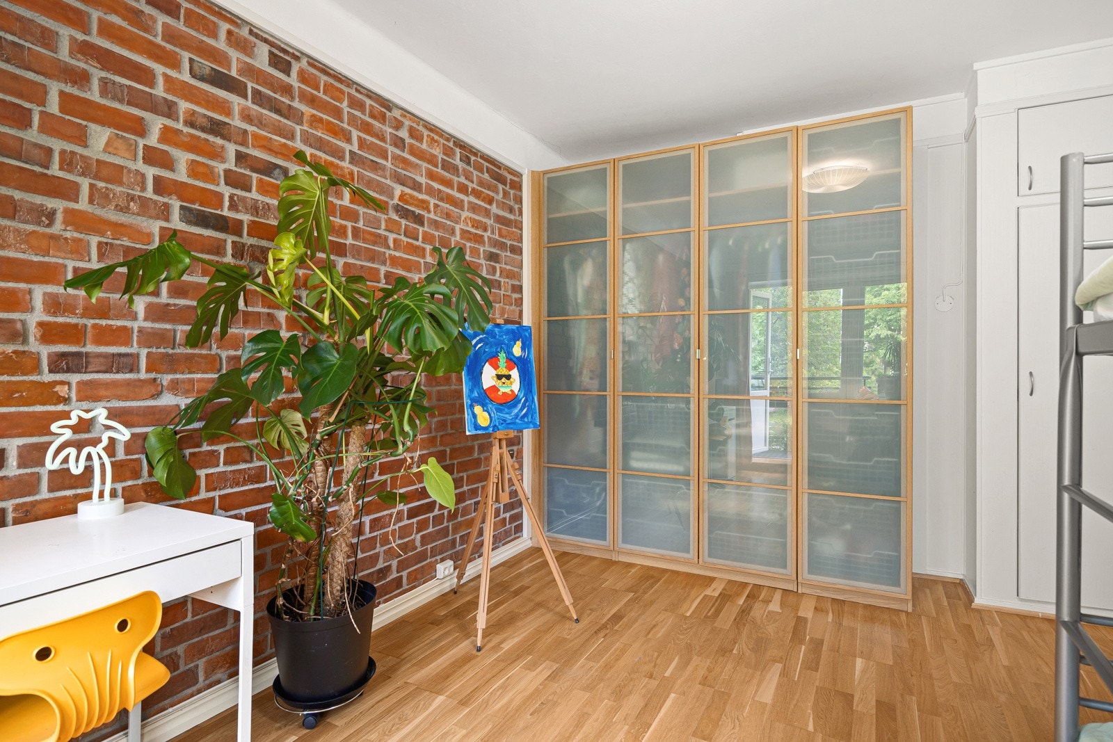 - 4-dørs garderobeskap samt innebygget skap medfølger - Galleribilde