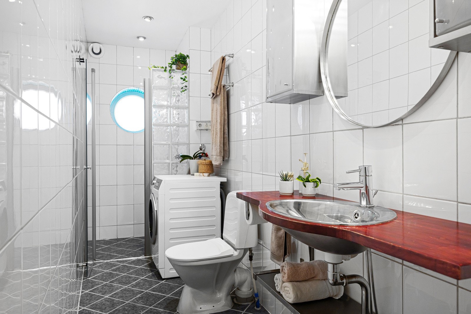 - Flislagt baderom rehabilitert i regi av borettslaget 2002. Opplegg for vaskemaskin og tørketrommel - Galleribilde