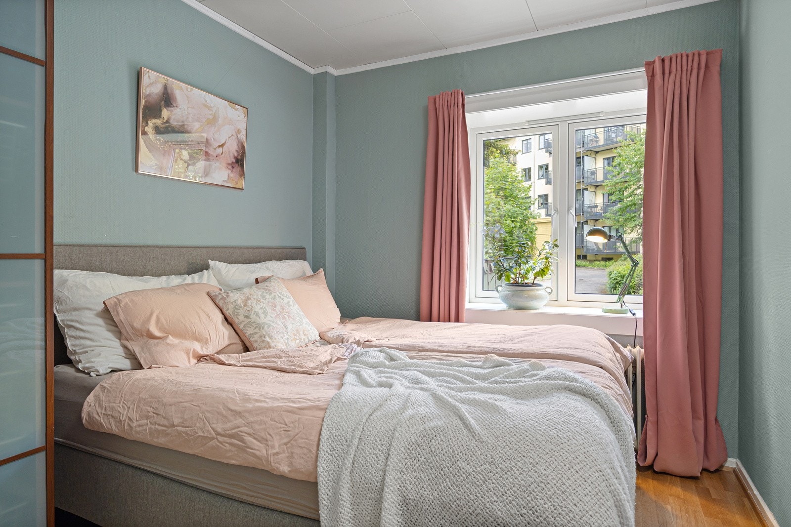 - Soverom I med plass til dobbeltseng, nattbord og garderobe - Galleribilde