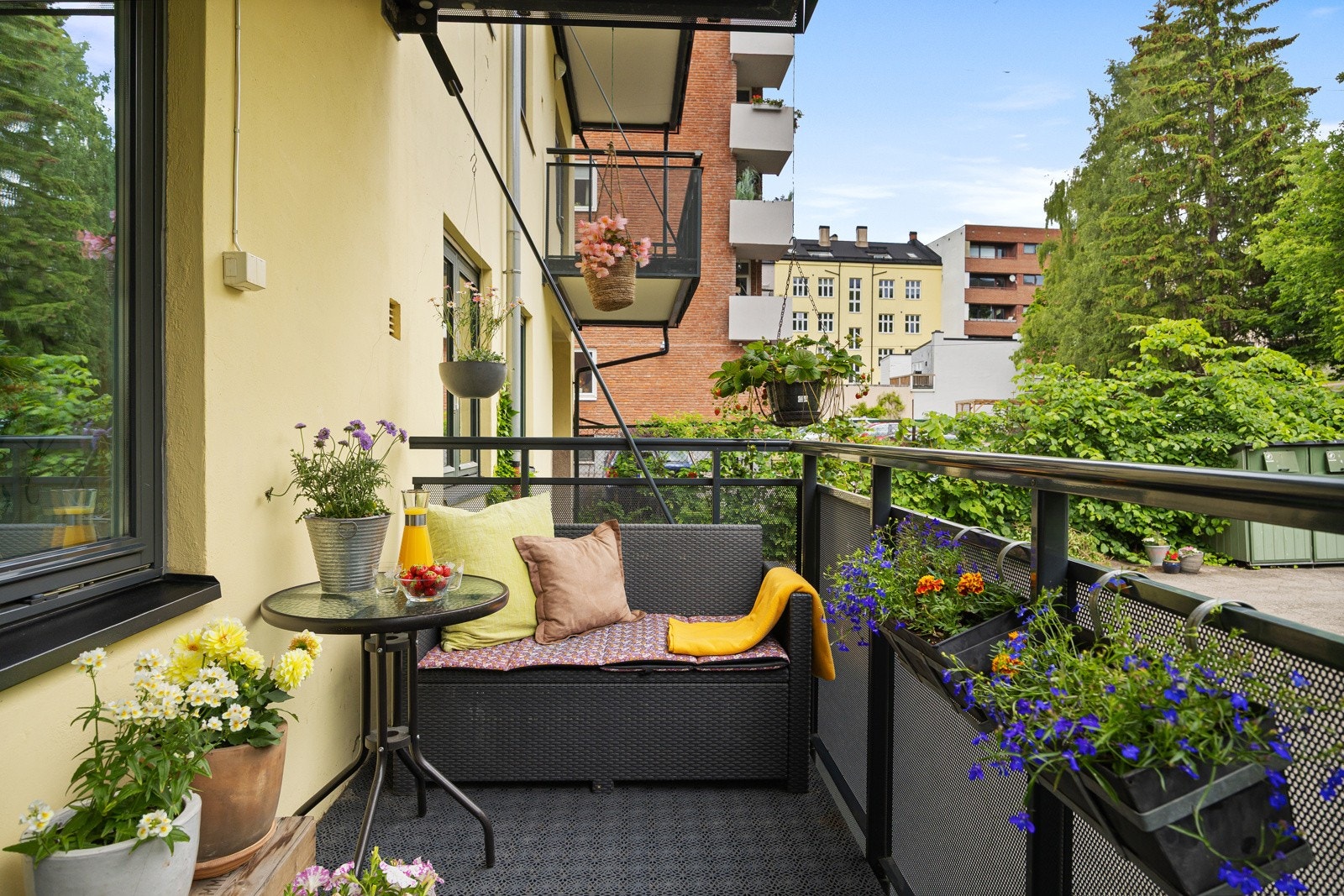 - 6 m² østvendt balkong mot flott beplantet indre gårdsrom - Galleribilde