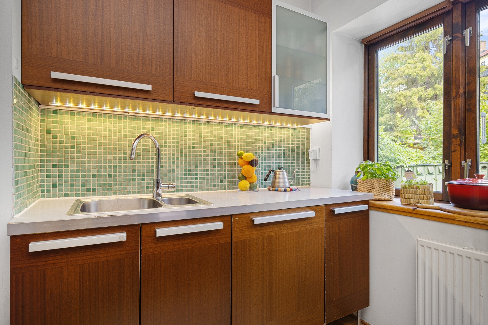 - God skap- og benkeplass - Galleribilde