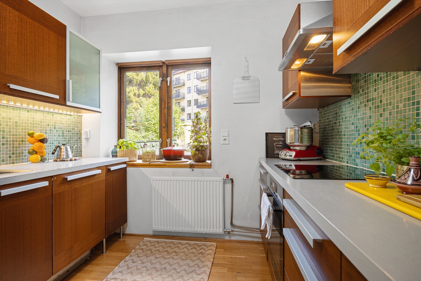 - Kjøkkenet vender mot indre gårdsrom og har innredning fra 2004 - Galleribilde