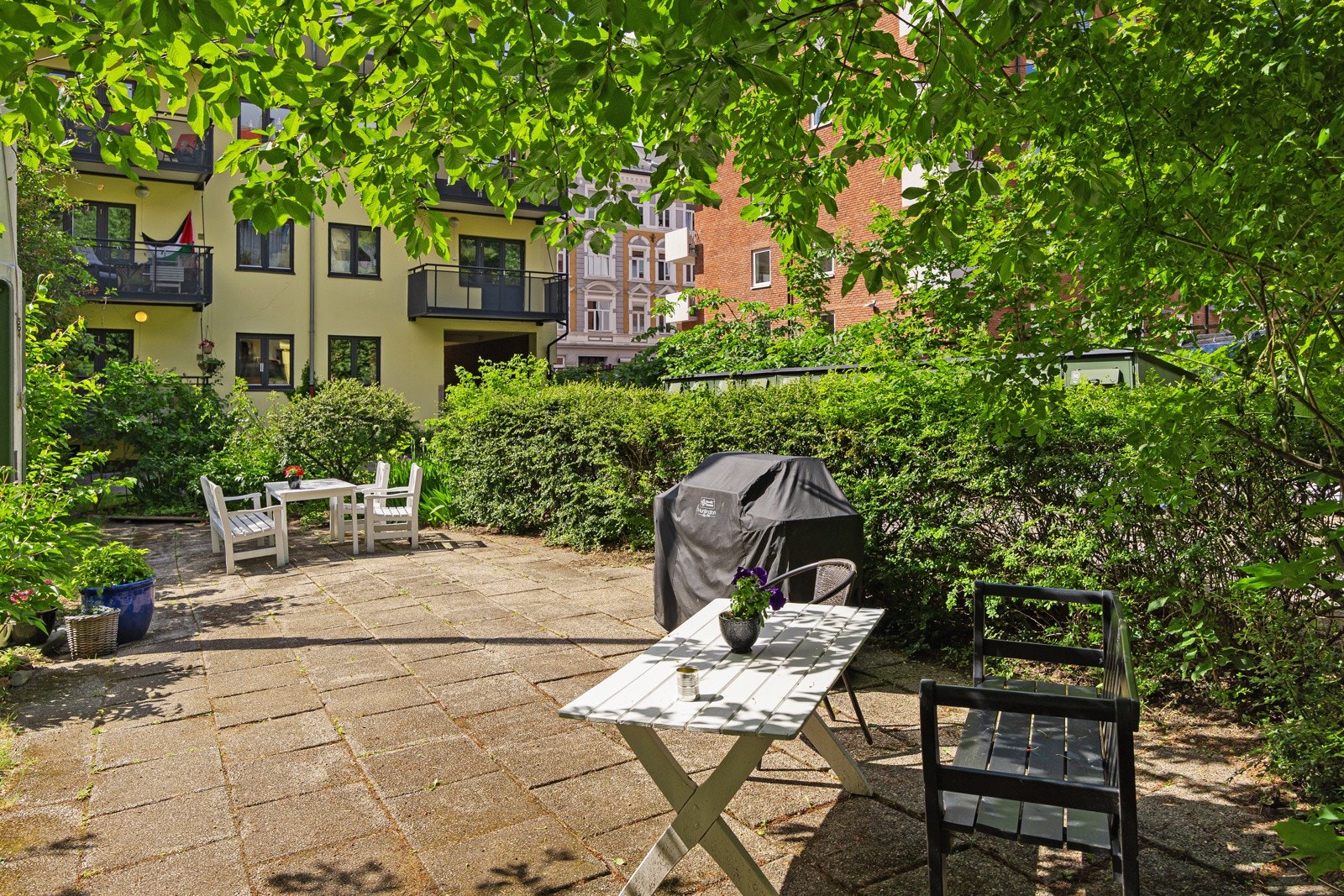 - Sittegrupper og grill for beboerne - Galleribilde
