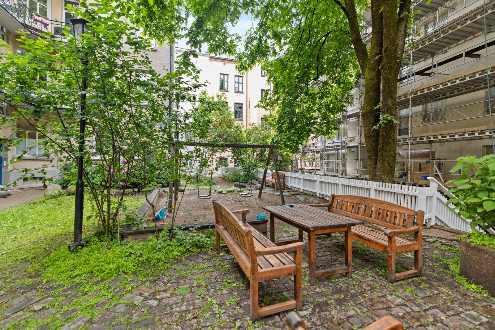 Koselig bakgård Galleribilde