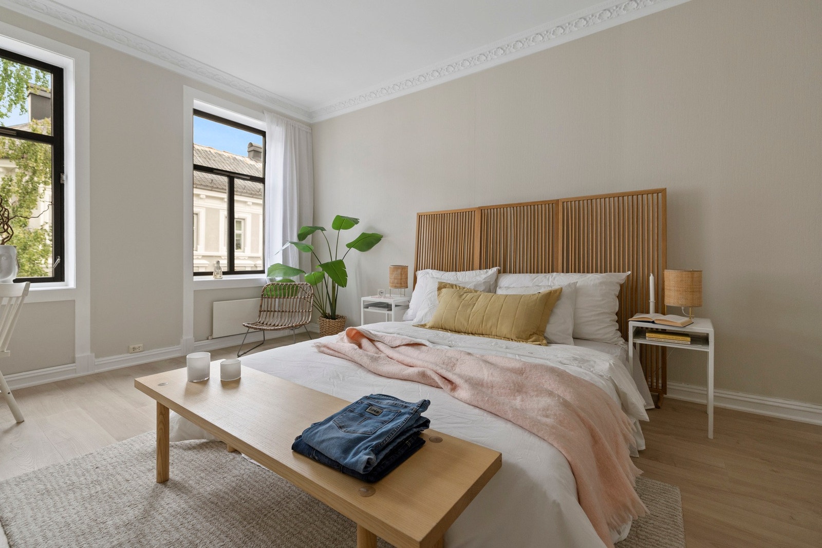 Hovedsoverommet er stort med god takhøyde. Du får fint plass til dobbeltseng med tilhørende møblement. Galleribilde