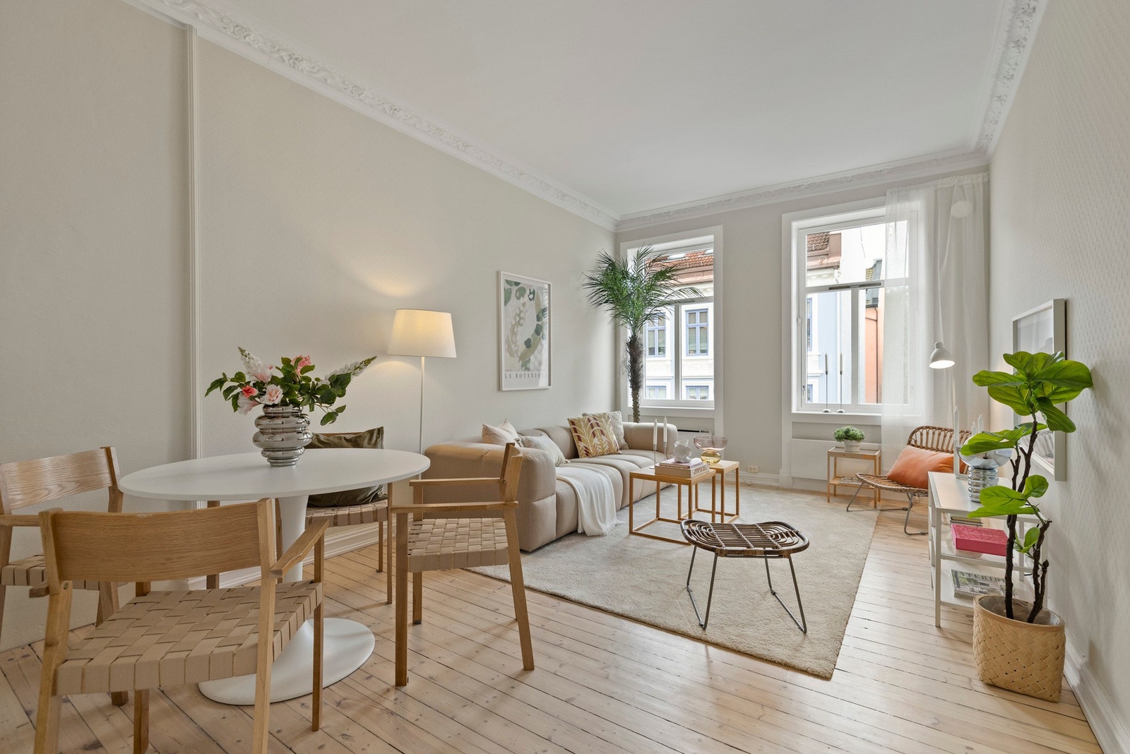 Lyst og romslig stueområde med store vinduer og lyse vegger. Galleribilde