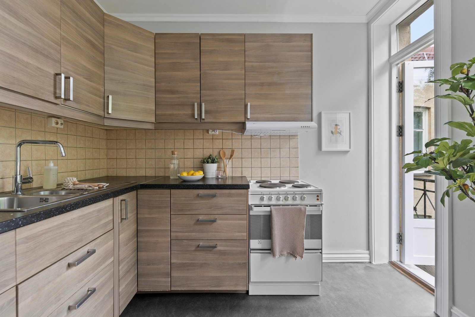 Kjøkkeninnredning fra IKEA med laminat benkeplate og frittstående hvitevarer Galleribilde