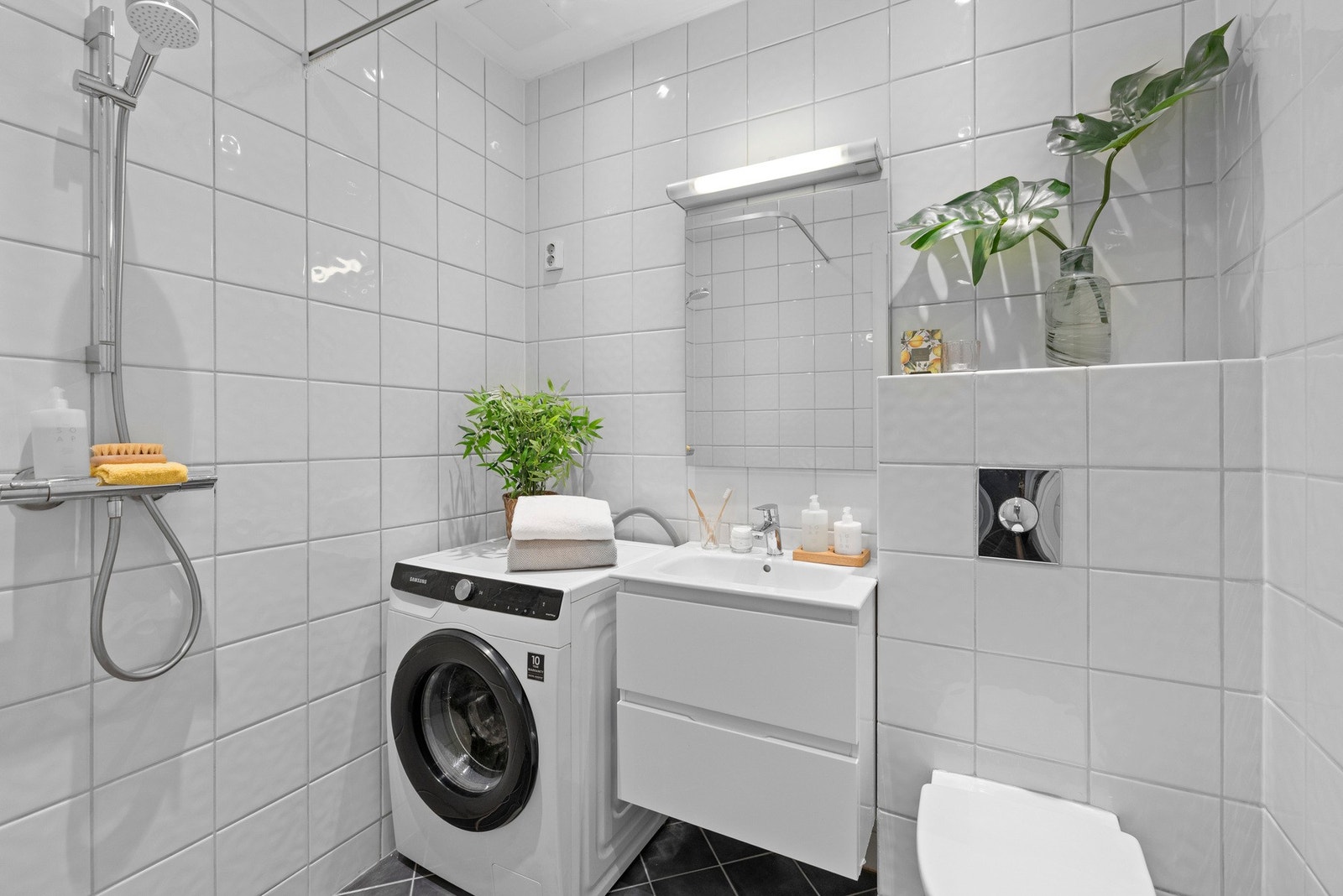 Stilrent bad med opplegg for vaskemaskin og tørketrommel Galleribilde