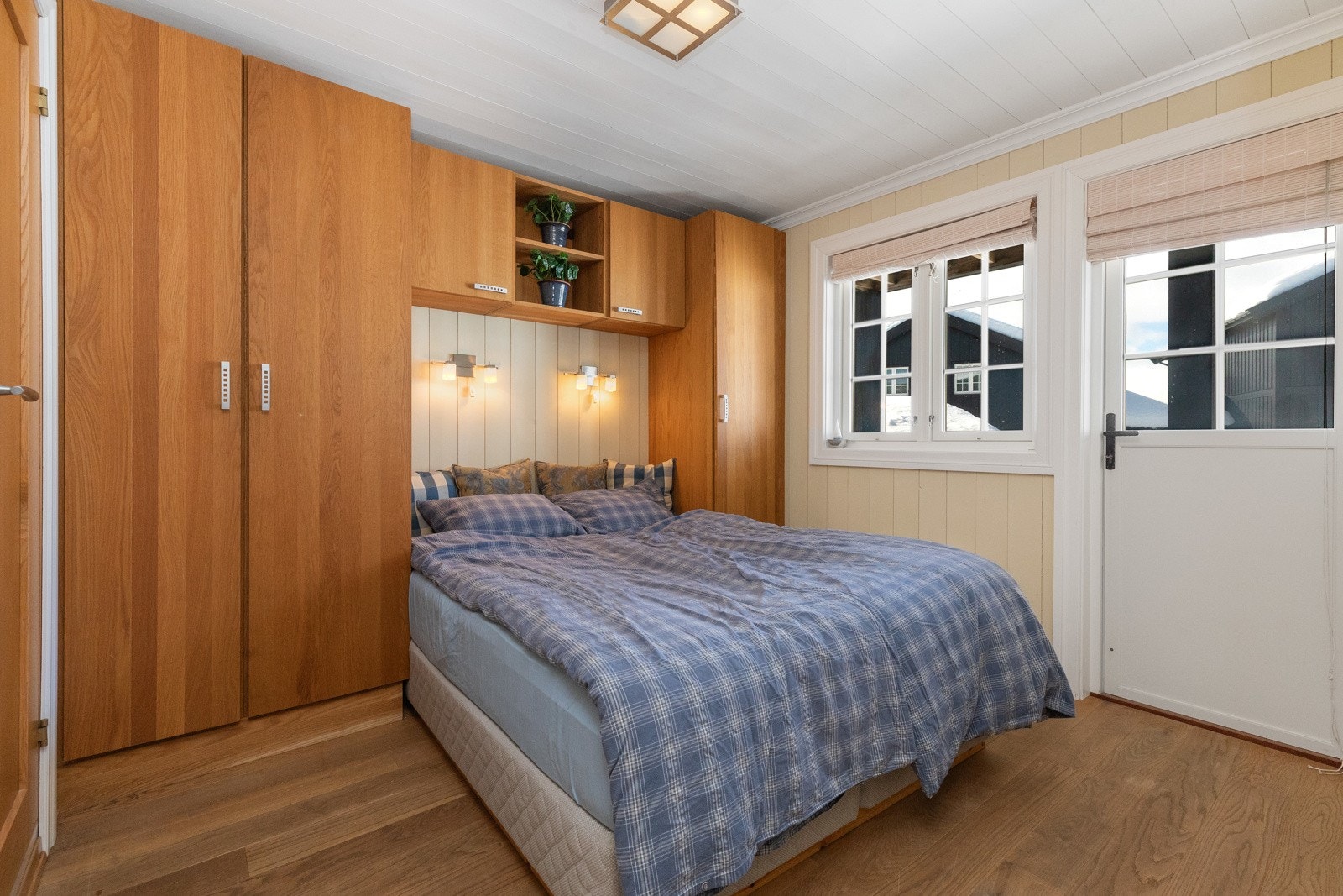 Soverom med utgang til terrasse Galleribilde