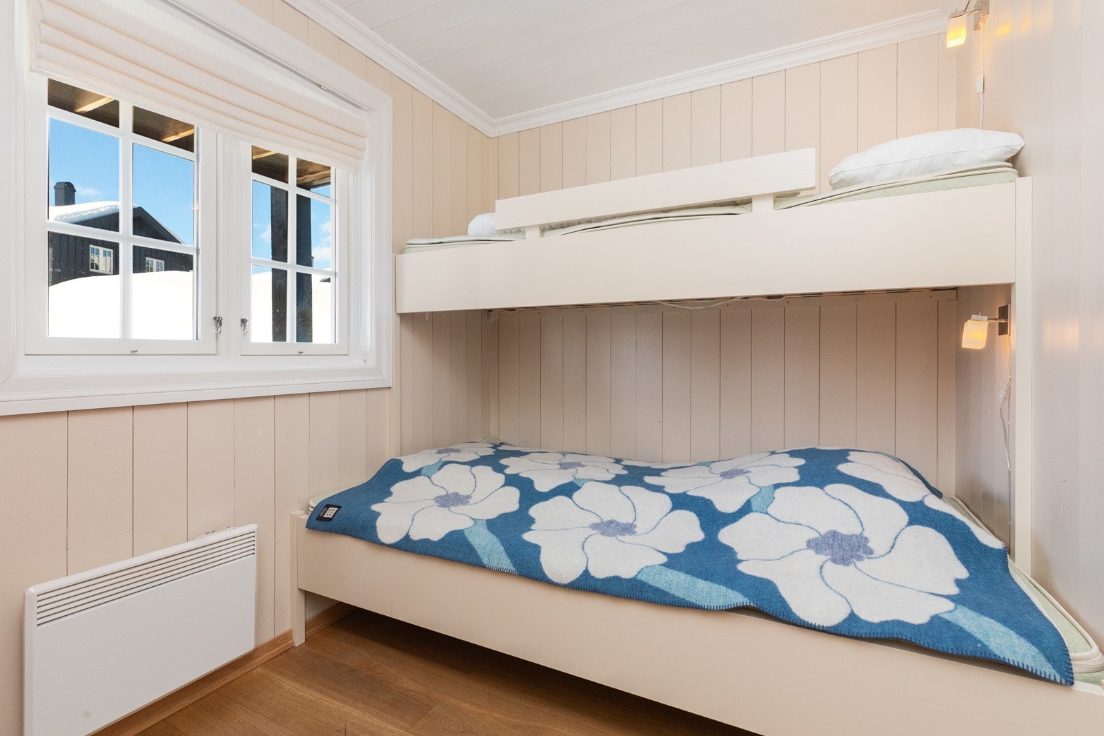 Soverom med stedbygd over- og underkøye Galleribilde