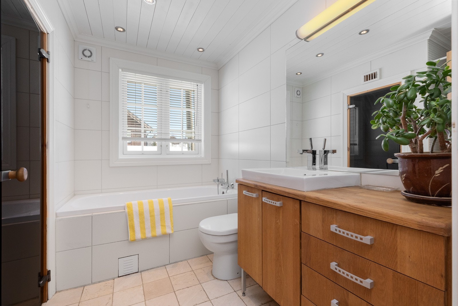 Hovedbad med innfliset badekar Galleribilde