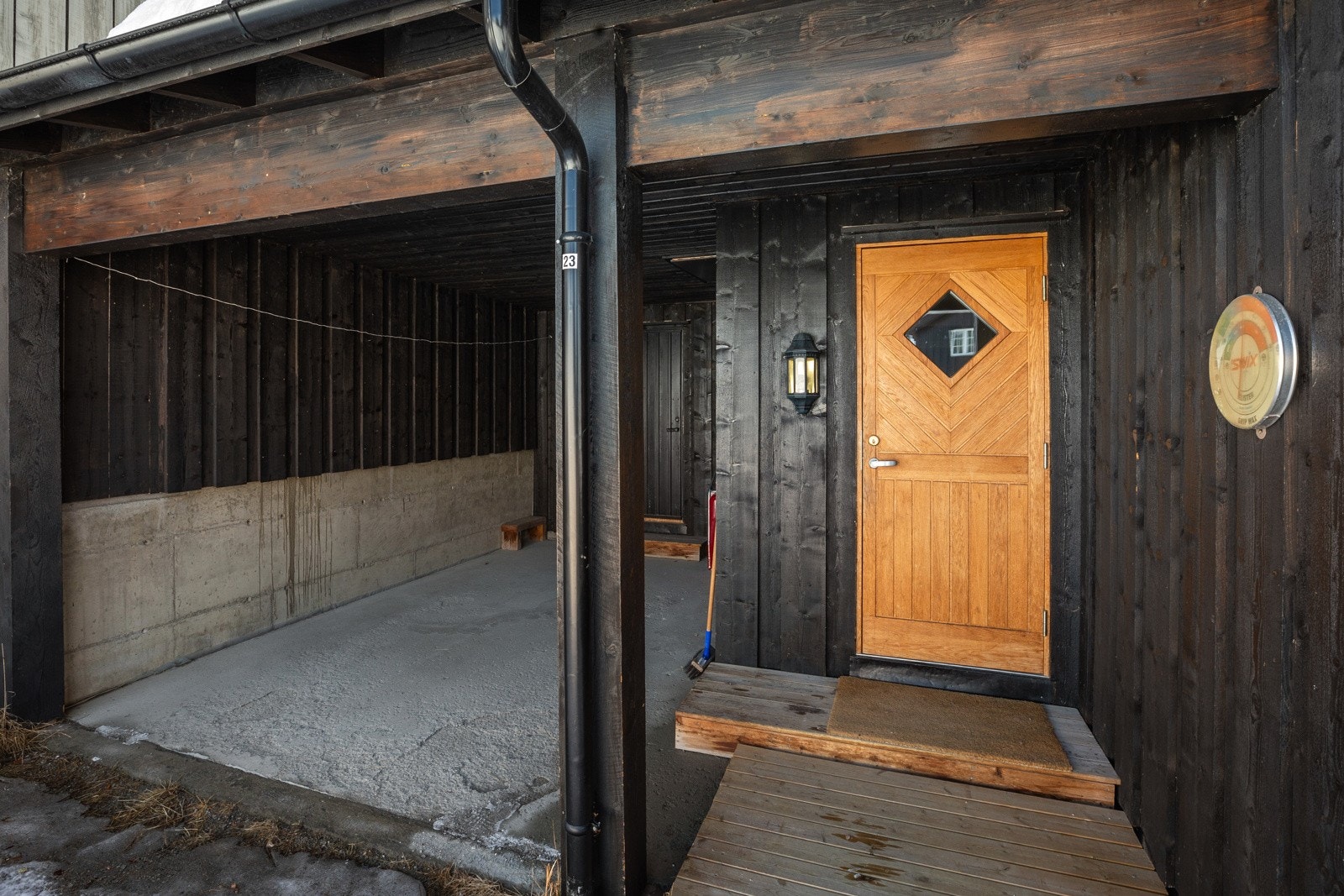 Fra bilen kan man gå under tak til både inngangsdøra og boden Galleribilde