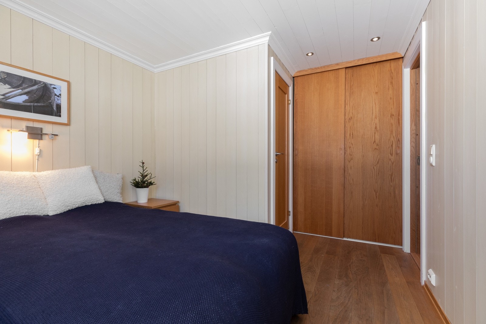 Skyvedørsgarderobe med god plass til oppbevaring Galleribilde