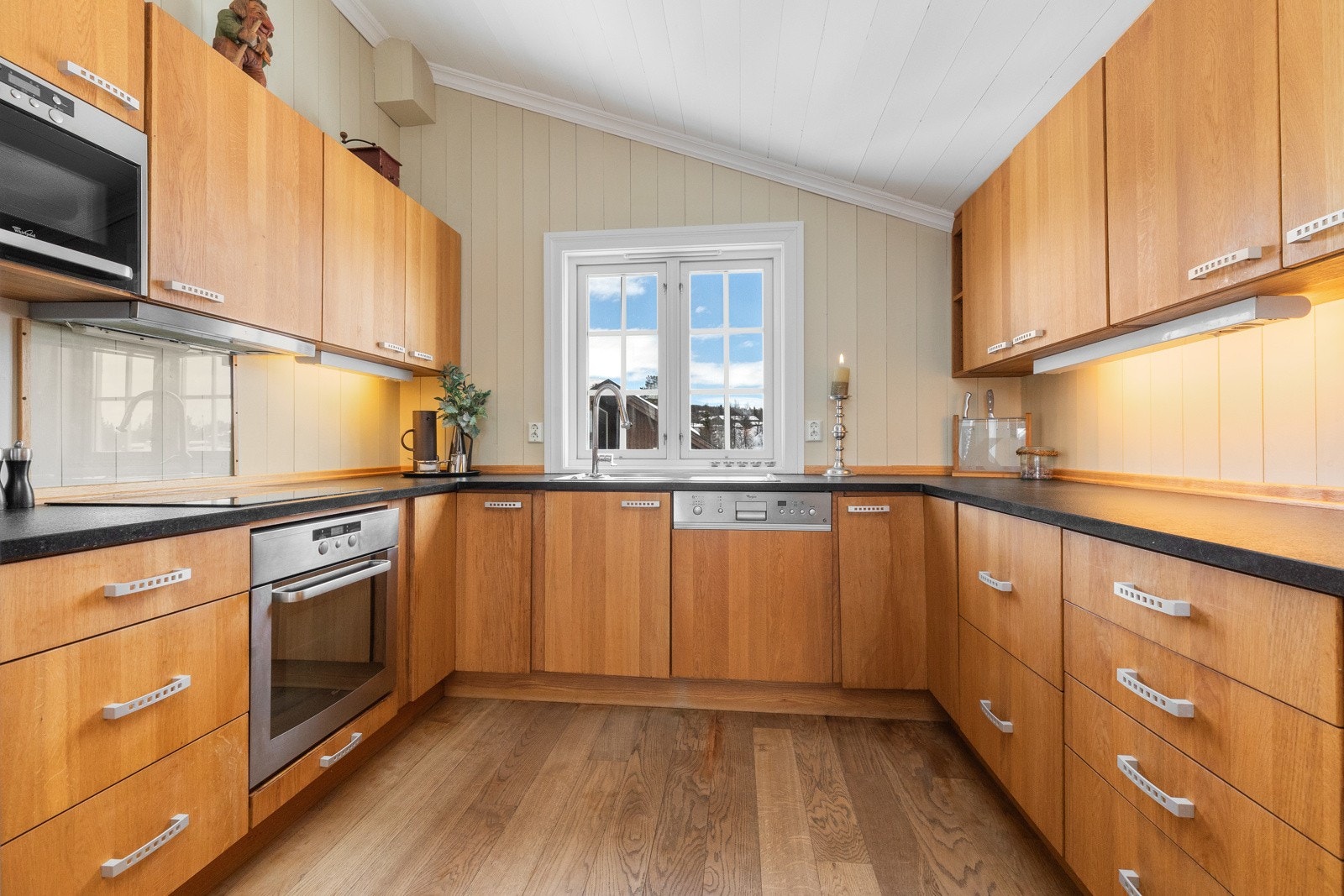 Til oppvasken har man utsikt mot skiløypa Galleribilde