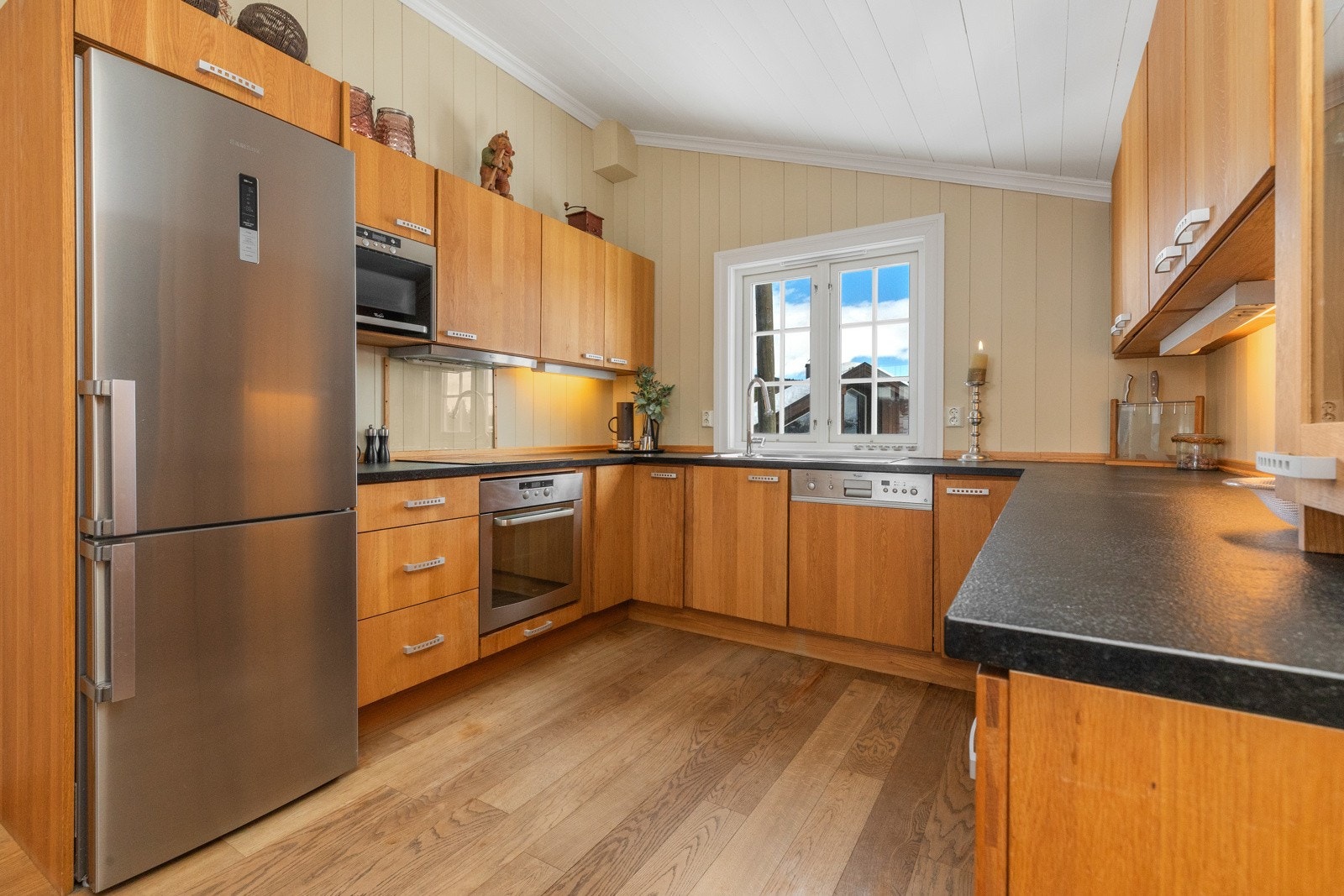 God benk- og skapplass Galleribilde