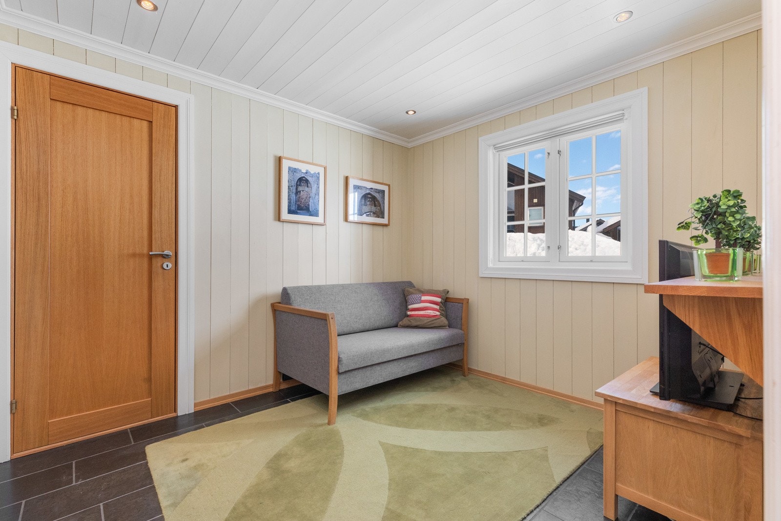 Soverom/TV-stue med adkomst til bod Galleribilde