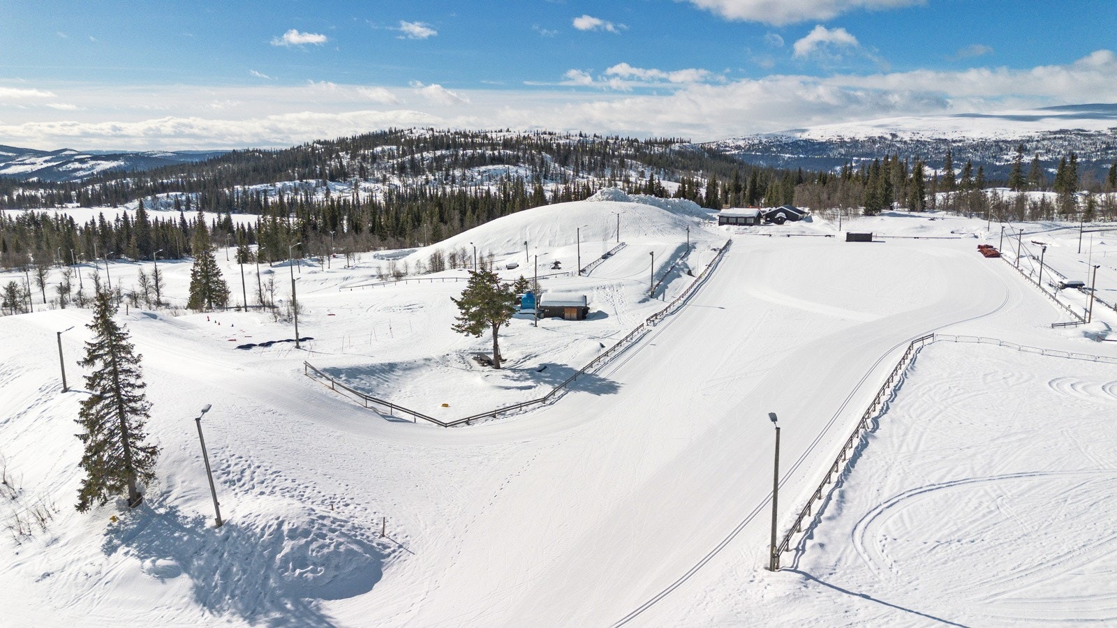 Skistadion er Nord-Europas mest komplette langrenns- og skiskytterarena, det er her bl.a. World-Cup og årlig sesongåpning for langrenn arrangeres, og stadion er godkjent for alle skiskytterdistanser av IBU Galleribilde