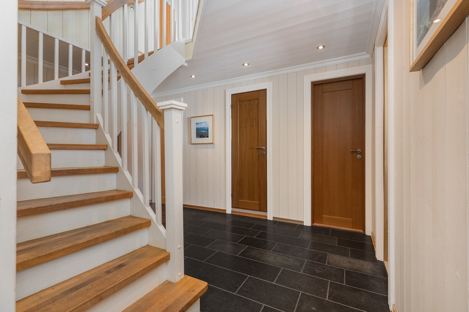 Romslig hall med fliser og varmekabler Galleribilde