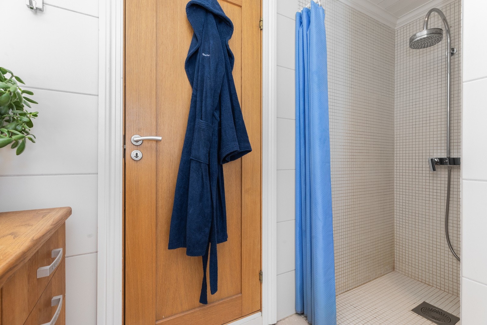 Dusjnisje med forheng Galleribilde