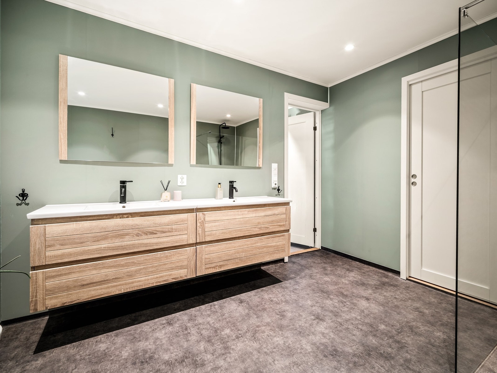 To servanter legger til rette for samtidig bruk av to personer. Teknisk rom finnes innenfor. Galleribilde