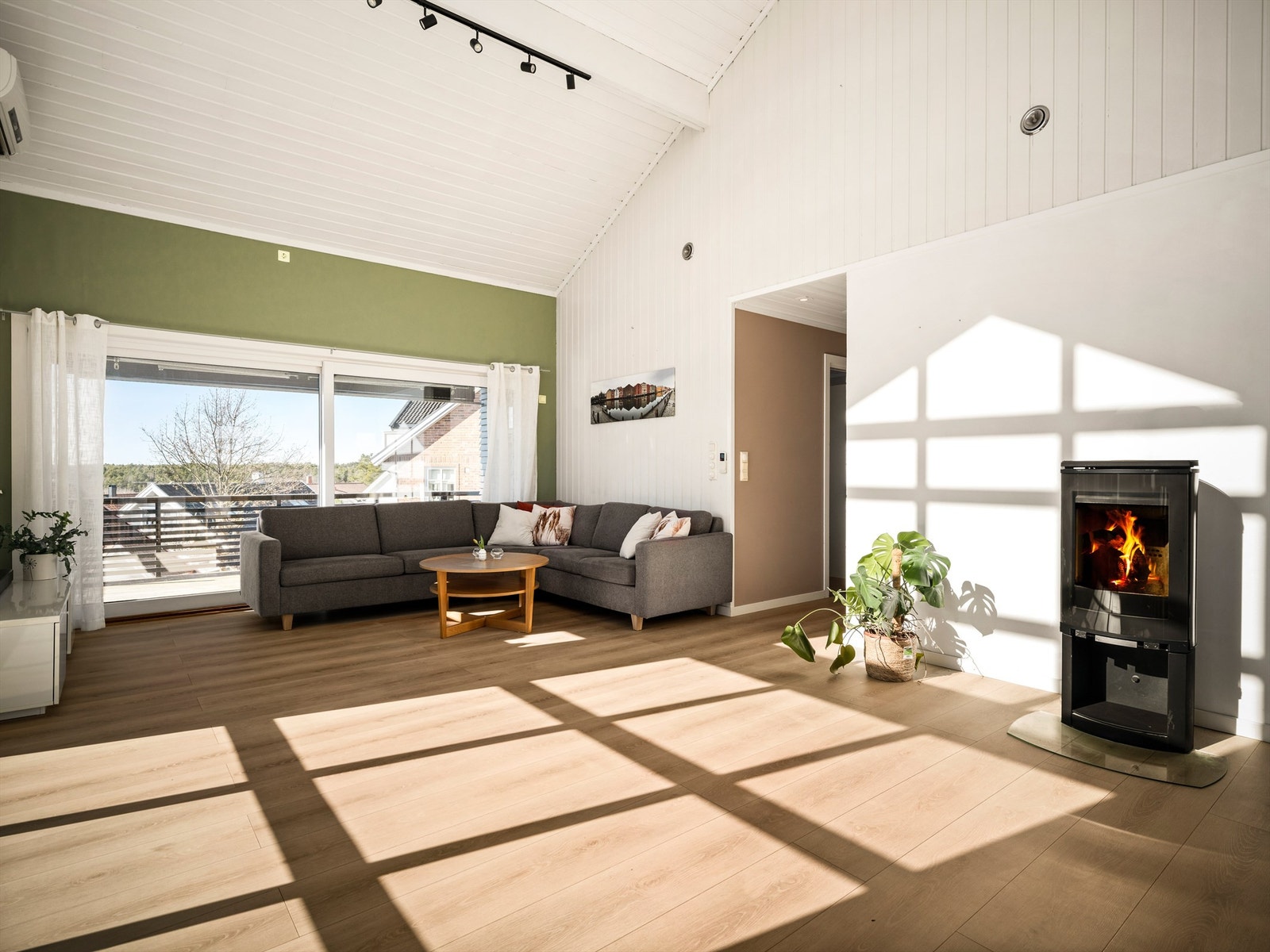 Ny én-stavs laminat er i senere år lagt gjennomgående mellom stuen, kjøkkenet og gangen. Galleribilde