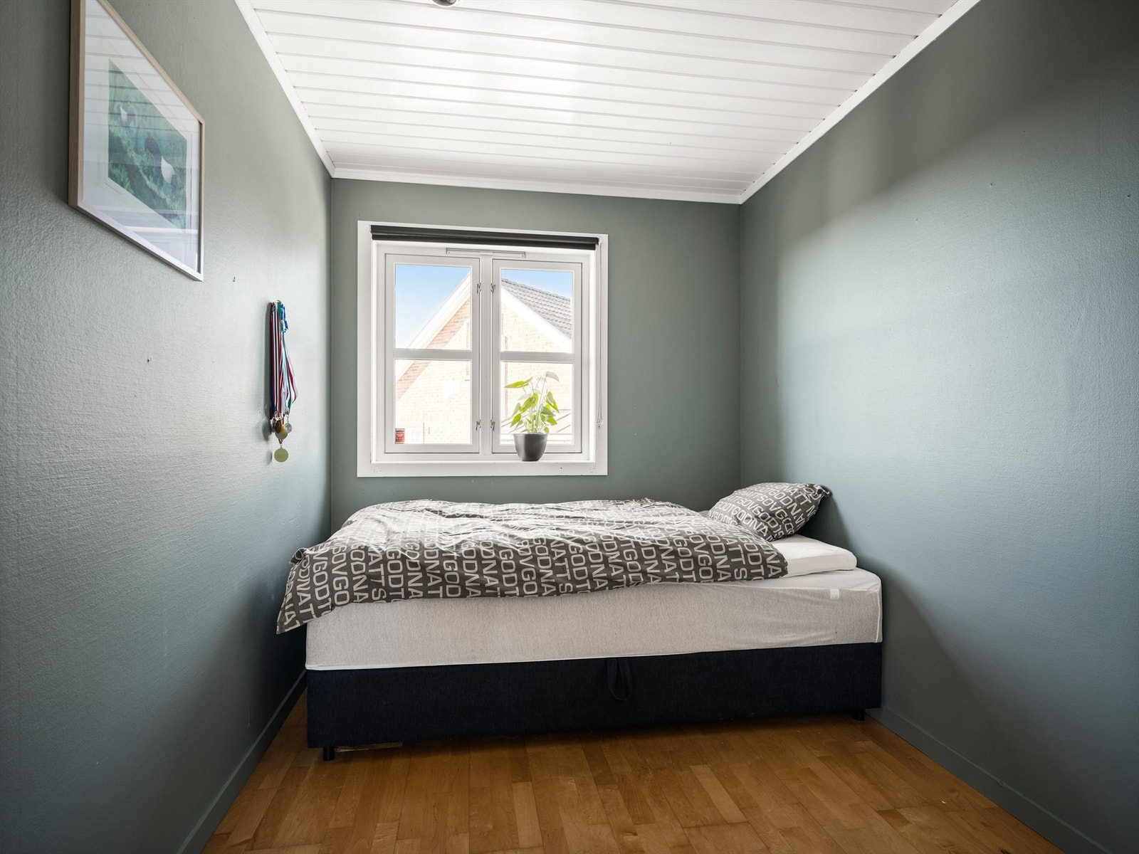 Hele fem soverom passer ypperlig for en stor familie. Med ca. 7 kvm. er dette et naturlig barnerom. Galleribilde