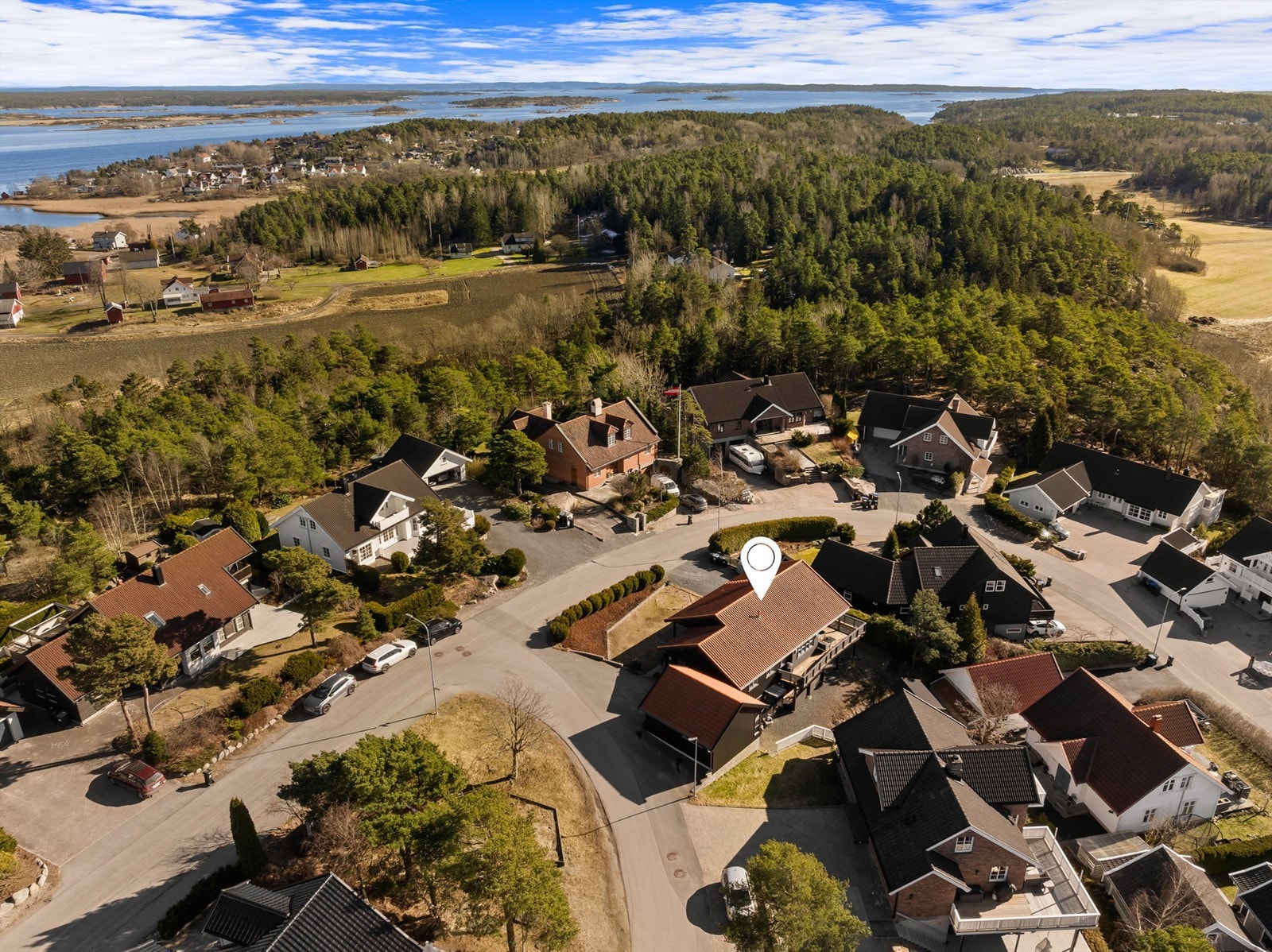 Buskogen er et utpreget barne- og familievennlig boligområde med godt oppvekstmiljø. Skoler og barnehager finnes i rett i nærheten. Galleribilde