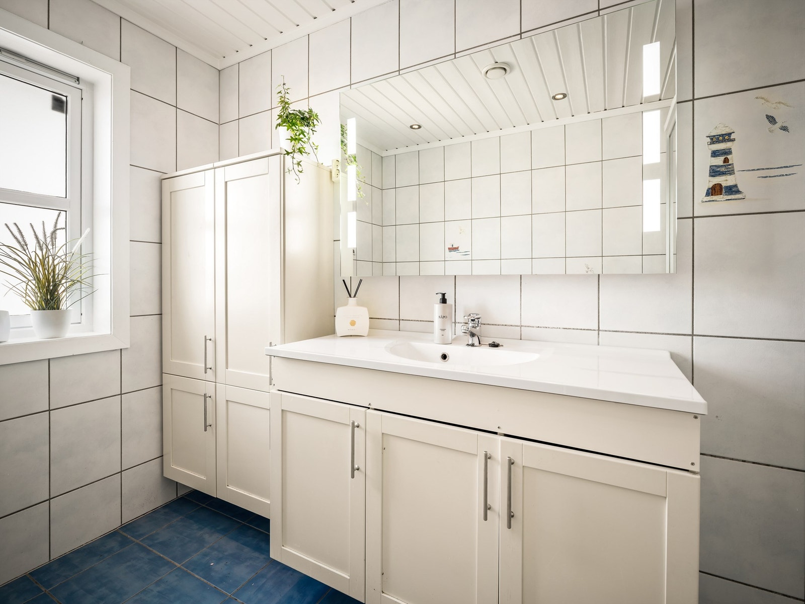 Badet i første etasje er på 2000-tallet oppgradert med både nye møbler og dusjkabinett. Galleribilde