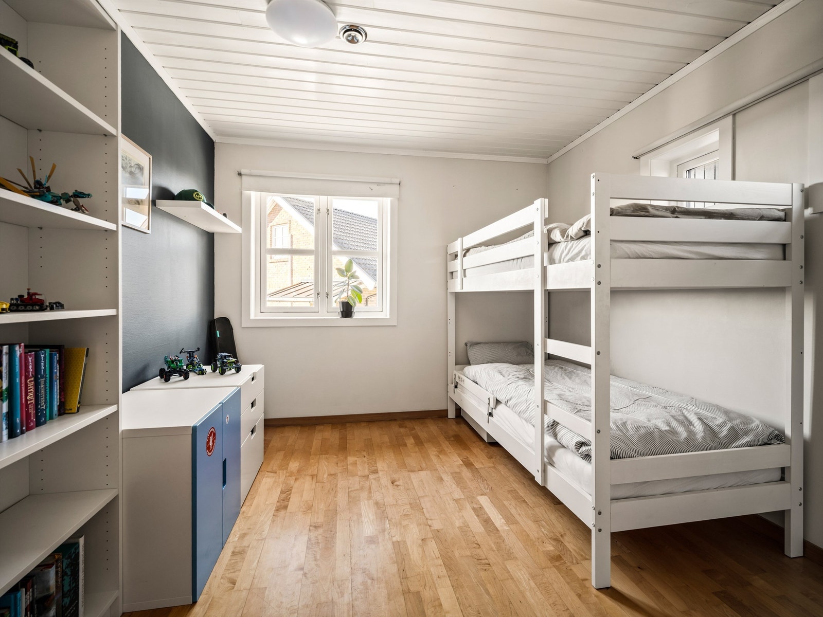 Opprinnelig hovedsoverom på over 11 kvm. benyttes i dag som et ekstra stort barnerom. Galleribilde