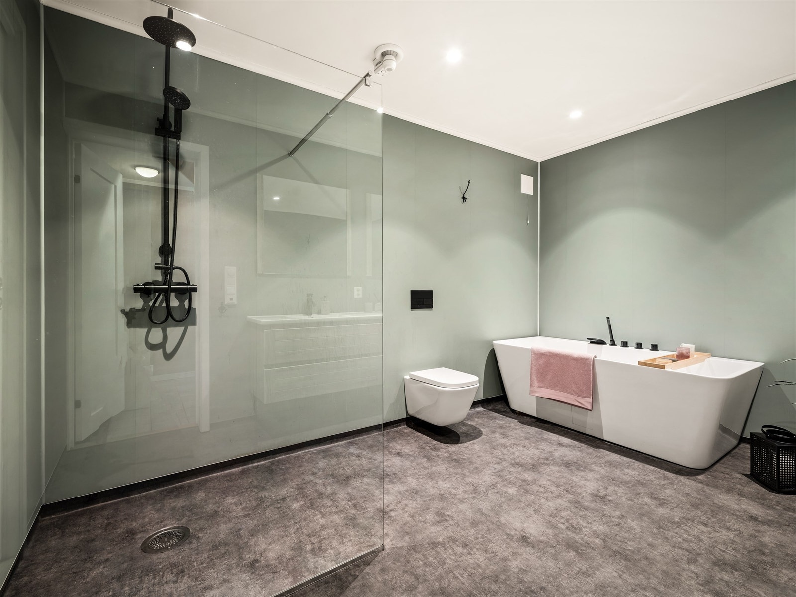 Med både helstøpt badekar og et romslig dusjhjørne byr dette badet på valgfrihet. Galleribilde